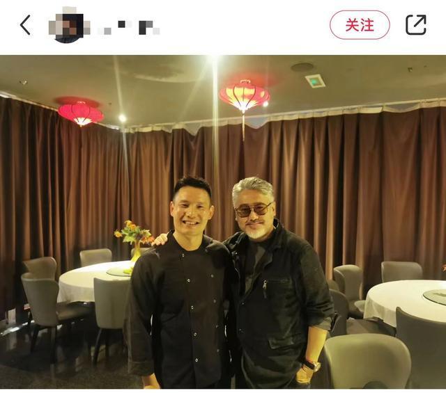 小美人鱼|54岁吴秀波现身英国,满头白发大腹便便,陈昱霖满身奢侈品