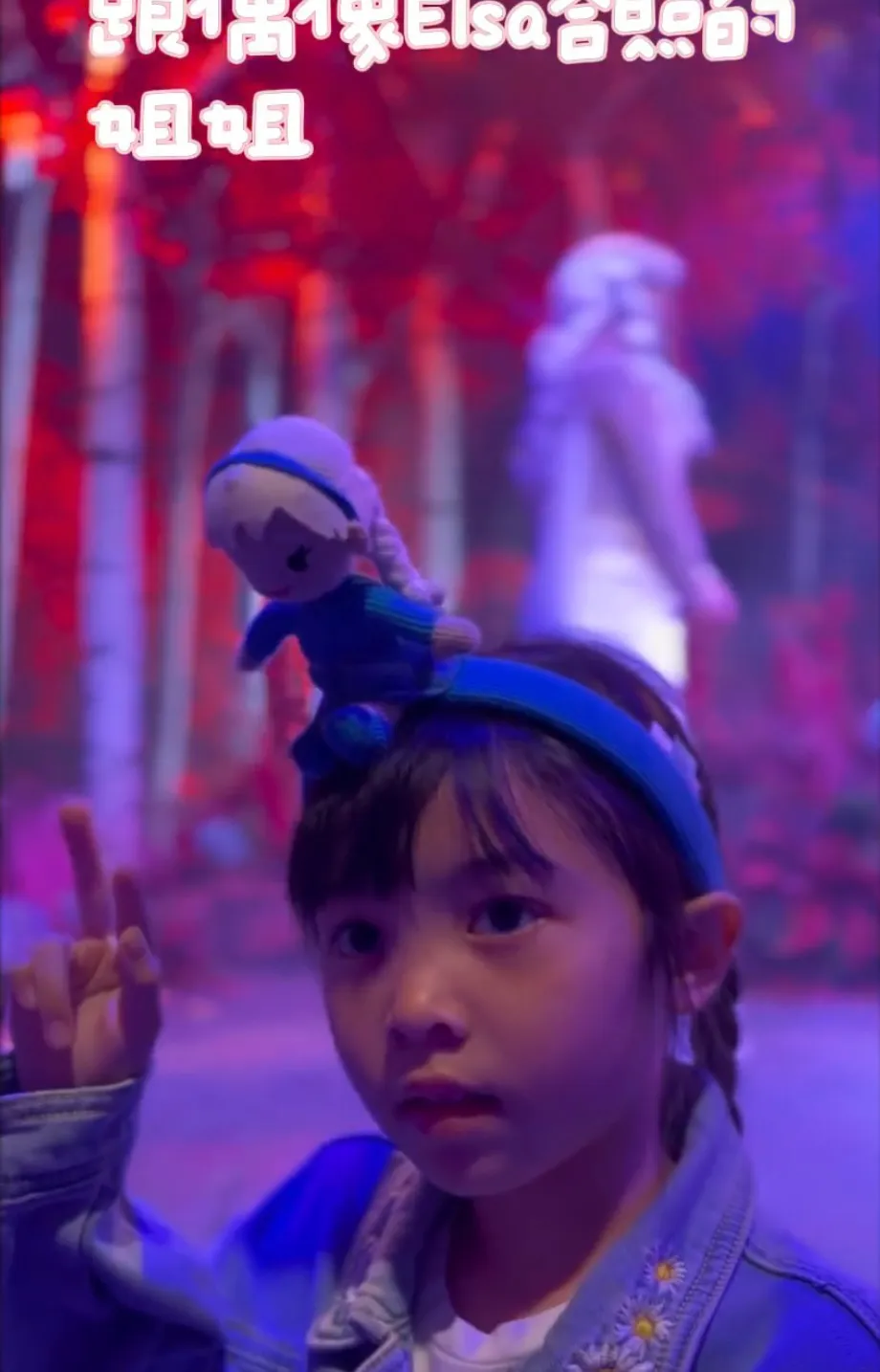 熊黛林晒和家人出游,穿露脐装秀小蛮腰,5岁双胞胎女儿漂亮高挑