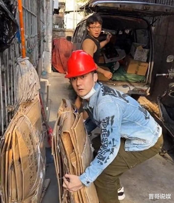 蒋劲夫近况曝光，白天捡破烂，晚上送外卖，他现在混得这么差？