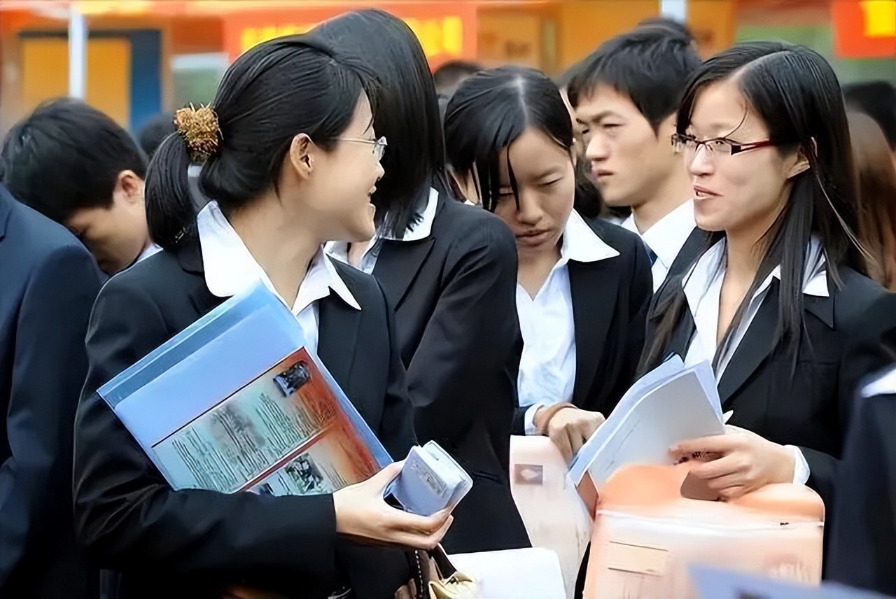 机械|医学生招聘内卷严重,博士也不再是香饽饽,医院到底有何要求?