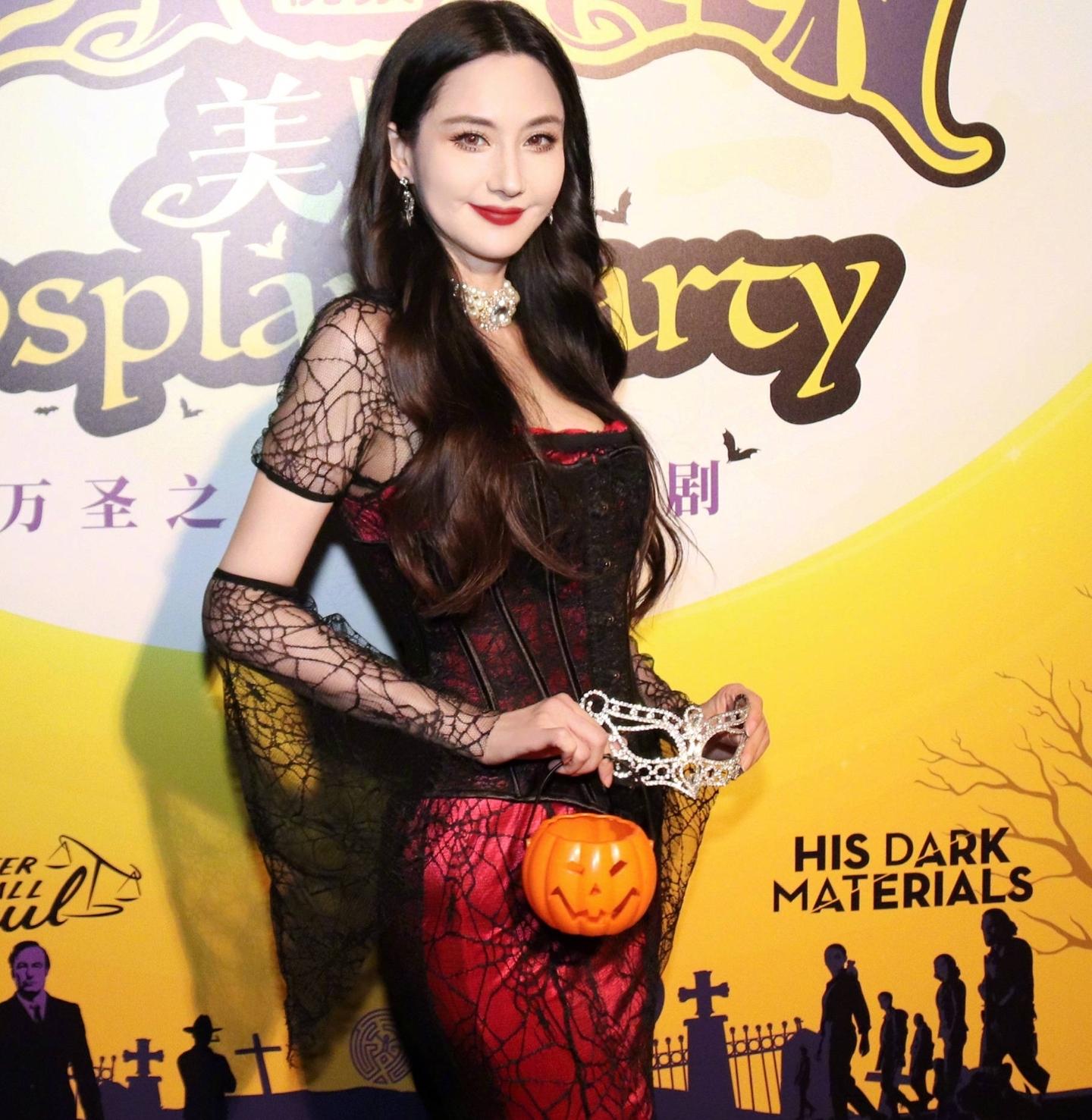 十八线女星炫富惹争议，3000万高调买豪宅被批：钱全让明星捞去了