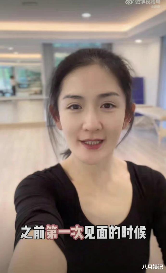 戚薇 41岁谢娜产后瘦身20斤,自爆秘诀是尊巴,素颜状态好但眼窝显疲态