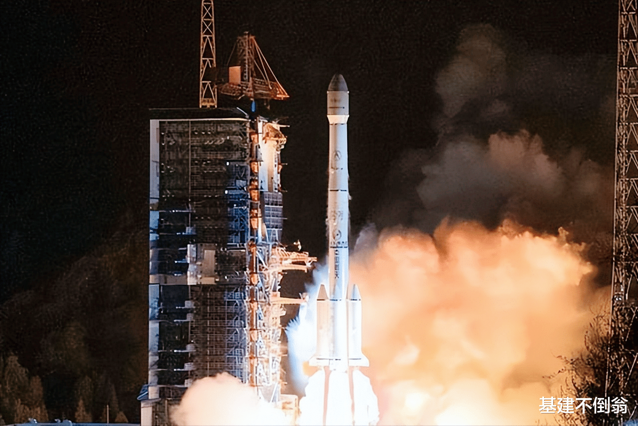 中国东方红一号寿命仅28天,为何遨游太空52年,还未坠入大气层?