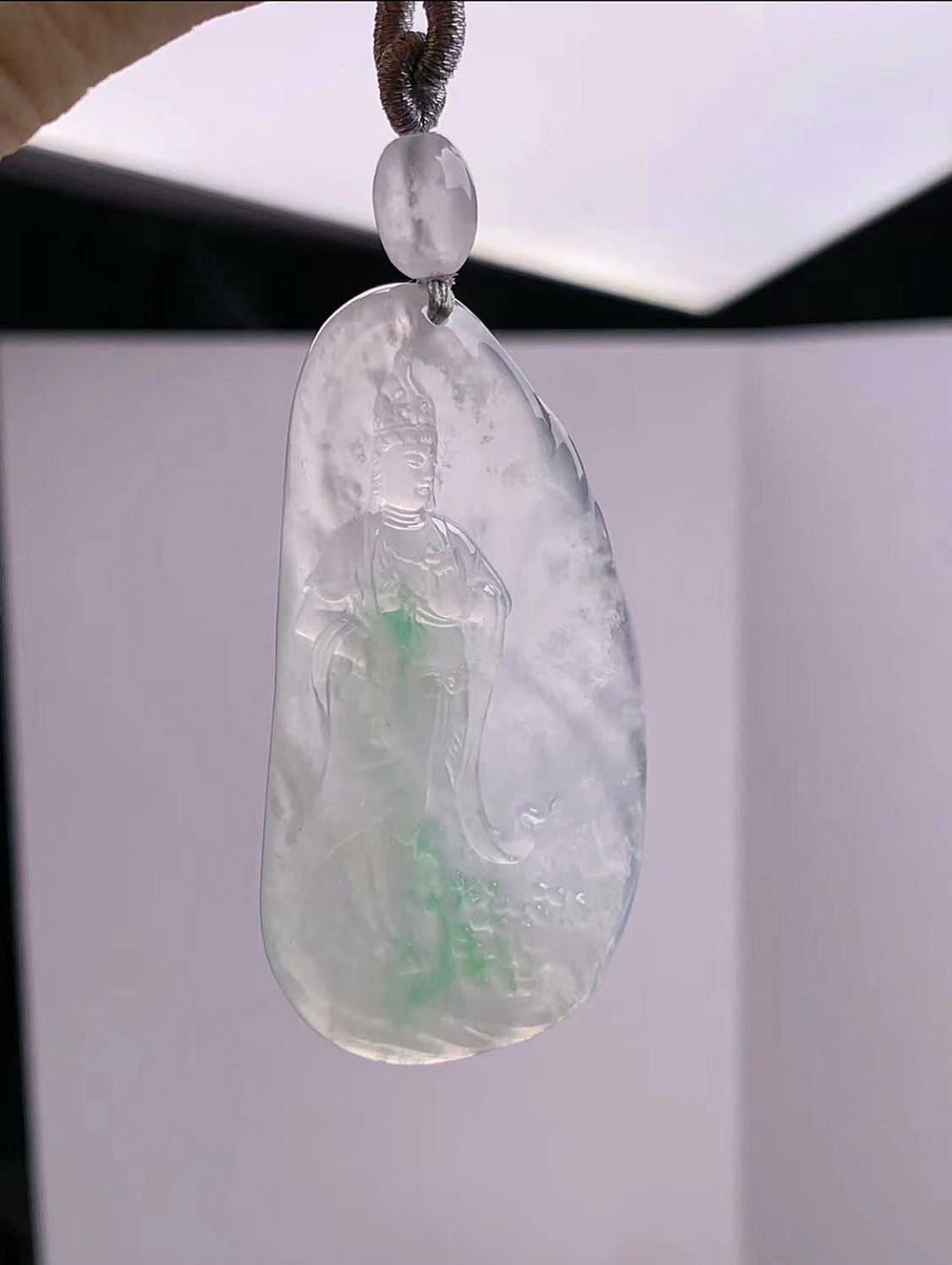 翡翠观音吊坠:慈悲与工艺的融合