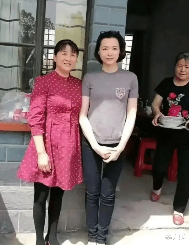 董卿罕见回农村老家吃席，一身村姑打扮难掩满身贵气，嫁错老公真是太可惜了