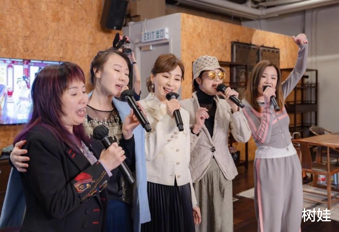 TVB金牌监制庆祝结婚42年，群星齐聚场面热闹，双胞胎孙可爱抢镜