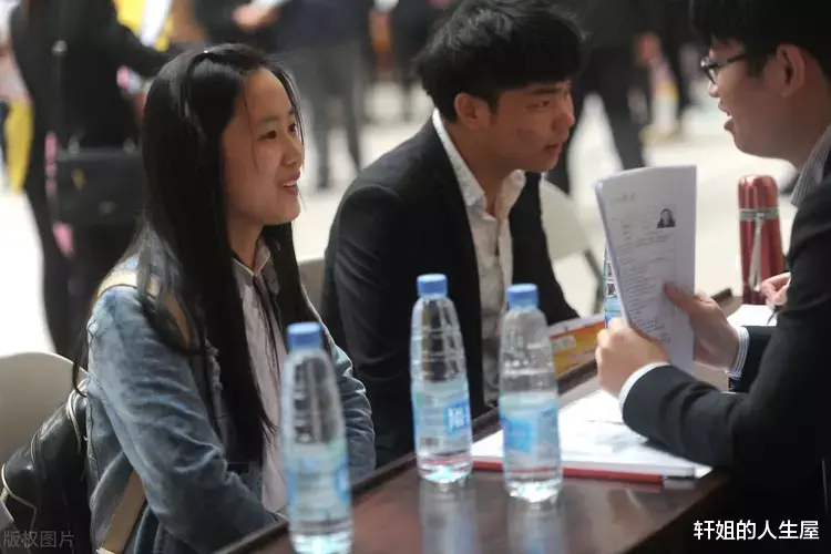 北京市|两个大学生找工作,一个在郑州撕毕业证,另一个在北京撕毕业证