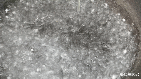 香椿芽|香椿芽不拌,不炒,和肉馅一起做饺子,鲜嫩咸香,皮薄馅大真好吃