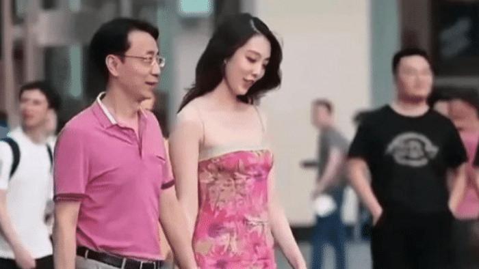 董小姐|大料！董小姐曾“主动求包养”，内容十分露骨：我按月不按次！