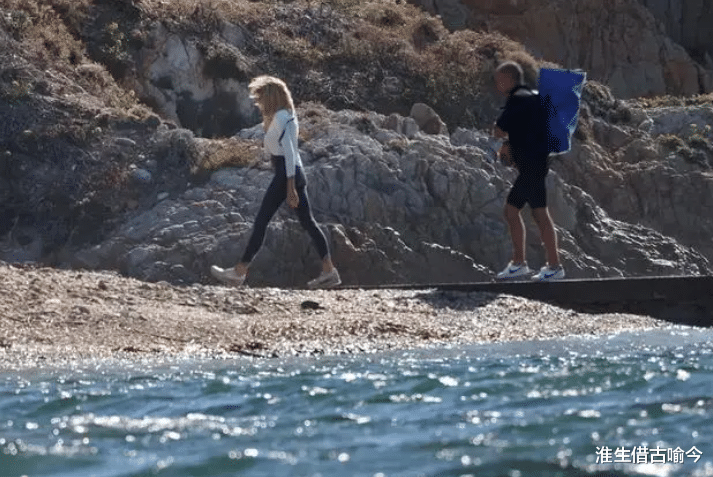 70岁布丽吉特潜水，身材像少女，46岁马克龙光着膀子握着她脚脖子