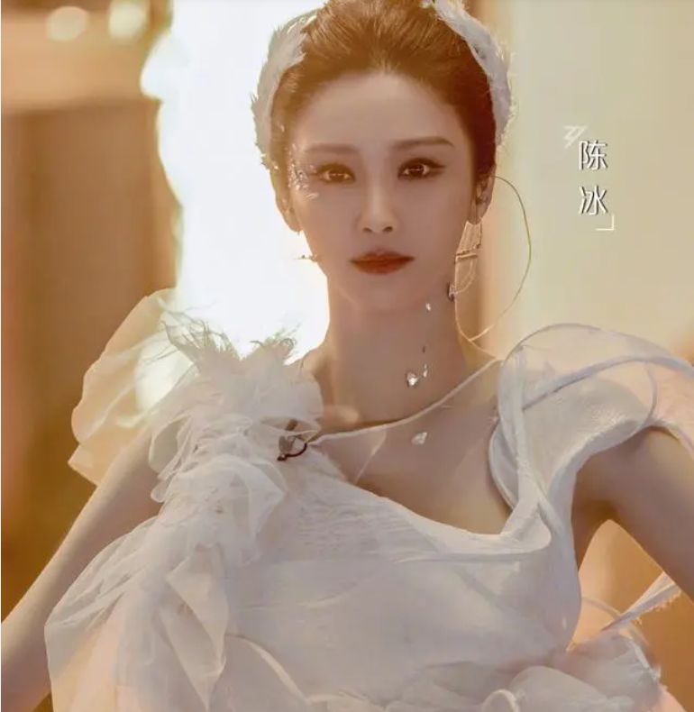 陈牧驰承认离婚,肌肉男刚红就甩圈外前妻,有92套房的陈冰上热搜