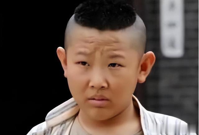 侯祥：9岁停止发育，出道18年只能演小孩，和妻子同框被嘲像母子