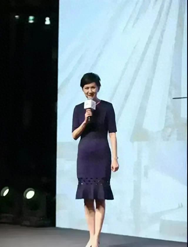 她是上海最美主持人，嫁给了上海首富，如今已经52岁了