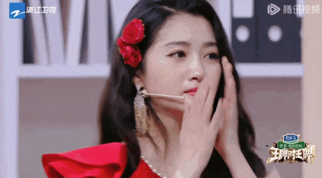 26岁关晓彤生日当天崩溃大哭，网友气炸：真恶心！