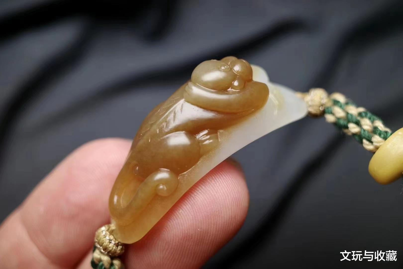 雕刻师从垃圾桶翻出来一块废料，欣喜若狂的比划起来