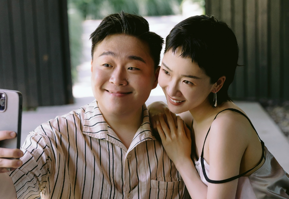 |33岁郝劭文大婚,二婚娇妻穿朴素白裙,手臂纹睫毛夹暗示职业