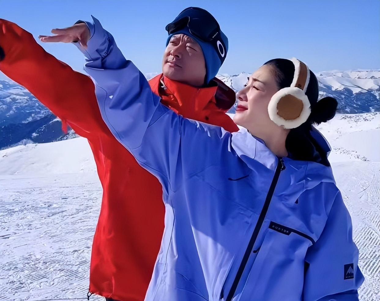 印小天|印小天泰国街头跳舞,动作浮夸女里女气疑受刺激,被劝看心理医生