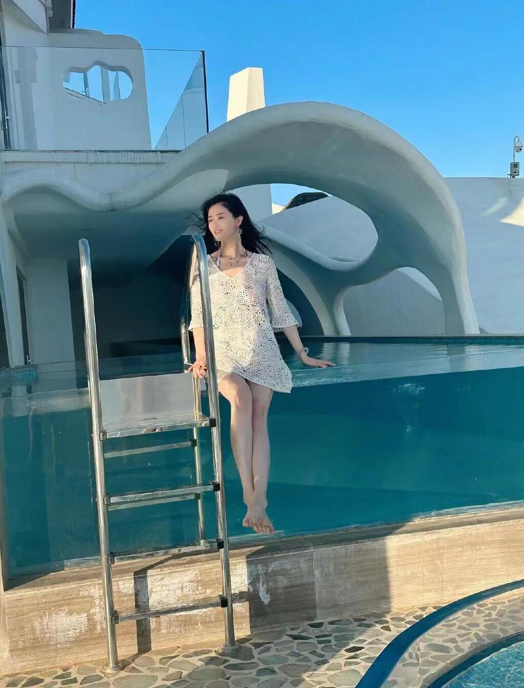 牛肉 蒋欣海边写真太有气质了，美到认不出，瘦下来后也太绝了。
