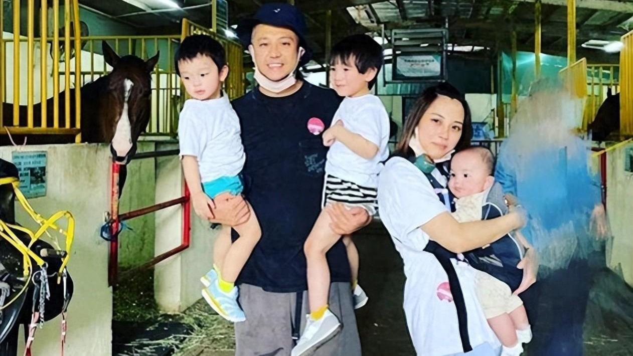 张致恒雯雯一家六口亮相街头用餐，网友纷纷点赞：太佩服！