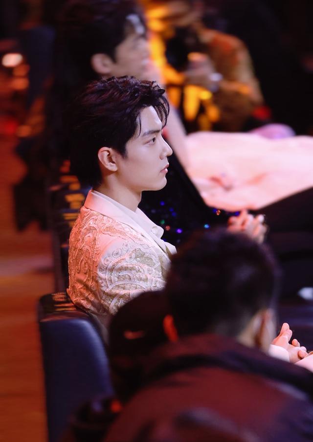 肖战|虞书欣站姐一张博君一肖P图,败光肖战粉丝微博之夜新建立的好感