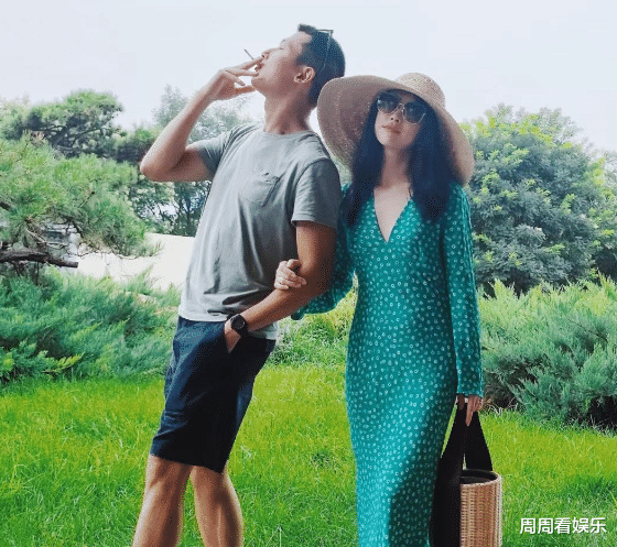 朱珠一家三口出游！穿深V连衣裙险走光，富豪老公长相帅气似窦骁