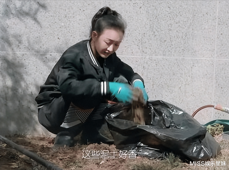 40岁王鸥独居200平复式豪宅,月入百万却单身,吃完螺蛳粉去种菜