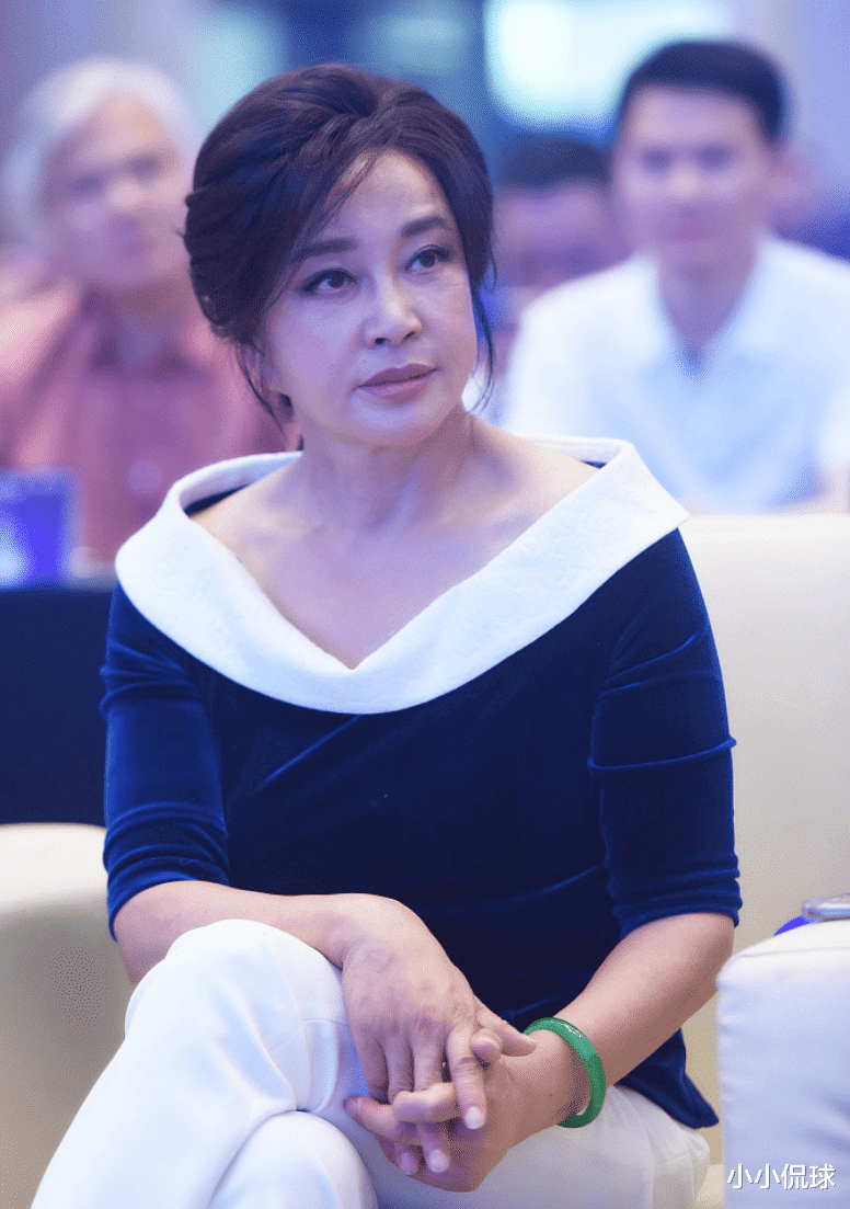 70岁刘晓庆晒打羽毛球照片，网友：这是画皮，还是妖怪？