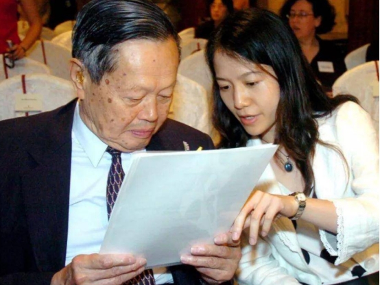 杨振宁被曝病危后立下遗嘱?高额退休金曝光,翁帆“野心”藏不住