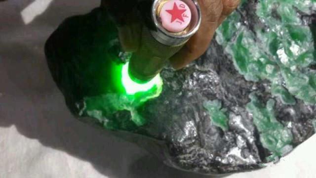 欣赏刚切开的翡翠毛料