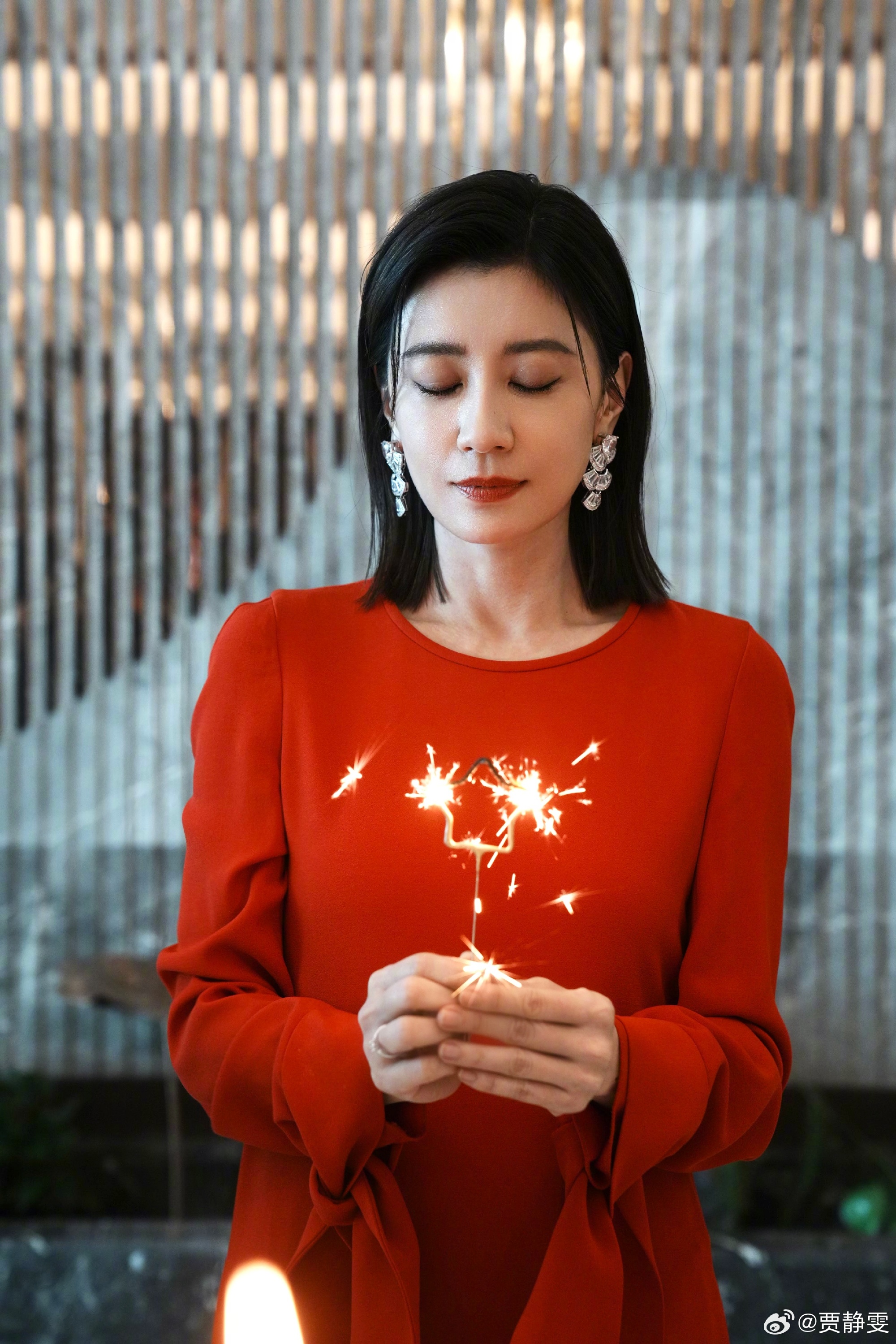 贾静雯分享49岁庆生照，获咘咘波妞探班，晒与亡父另类同框惹人泪目