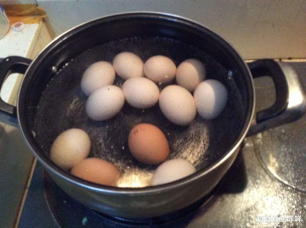 水煮鸡蛋|煮鸡蛋时，最忌直接下锅，记住4个技巧，鸡蛋鲜嫩爽口，营养不流失
