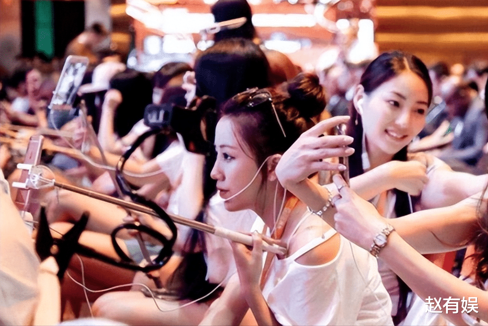 柬埔寨依晴出事了?晒性感美照露腰伤害,脖子上疑似有针孔