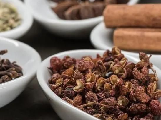 男性睡前将花椒放进肚脐，坚持一段时间，或有5大好处“找上门”