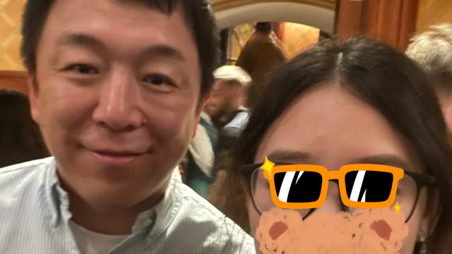 黄渤|黄渤现身英国看音乐剧，与女粉亲切合影无架子，被曝多位女伴陪同