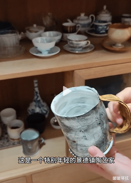 刘孜首次公开自己的家，住的别墅里有图书馆，老公和12岁儿子出镜