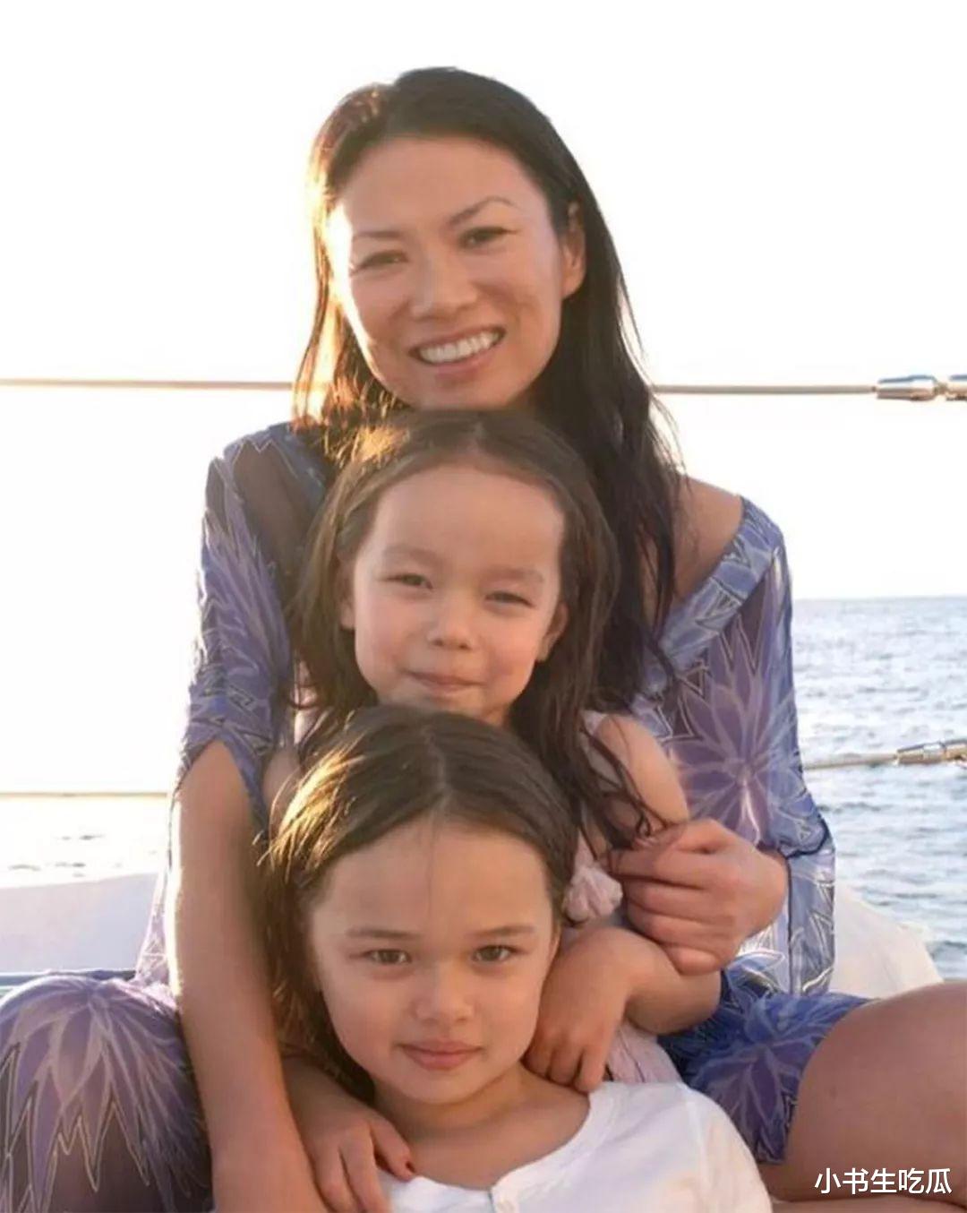 邓文迪的俩女儿：都是学霸，深受父亲宠爱，不满20岁就成亿万富豪