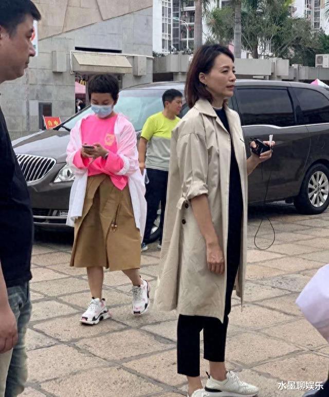 董卿素颜逛童装店，自然真实赢得网友称赞