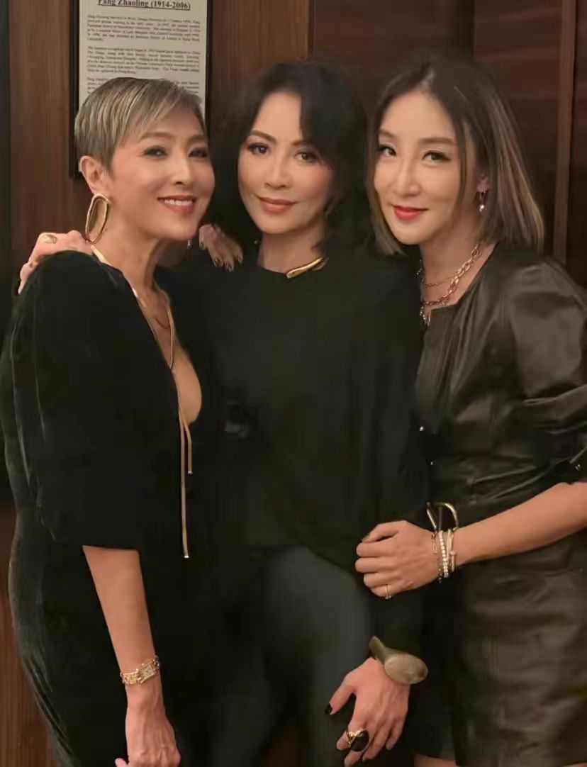 梁朝伟回国两鬓斑白,紧搂富婆合影心情佳,穿 4000多衬衣肌肉紧实