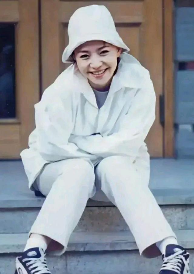 63岁宋丹丹北京逛街!身体虚弱需儿子搀扶,裤脚一高一低很有性格