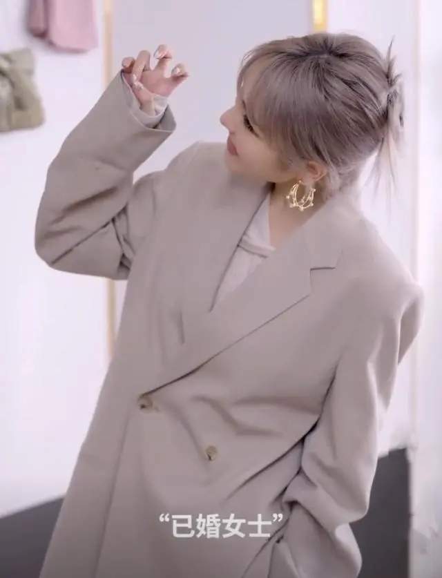 施伯雄|施伯雄对吴千语死心塌地，晒最新合照秀恩爱，百亿豪门为女方敞开