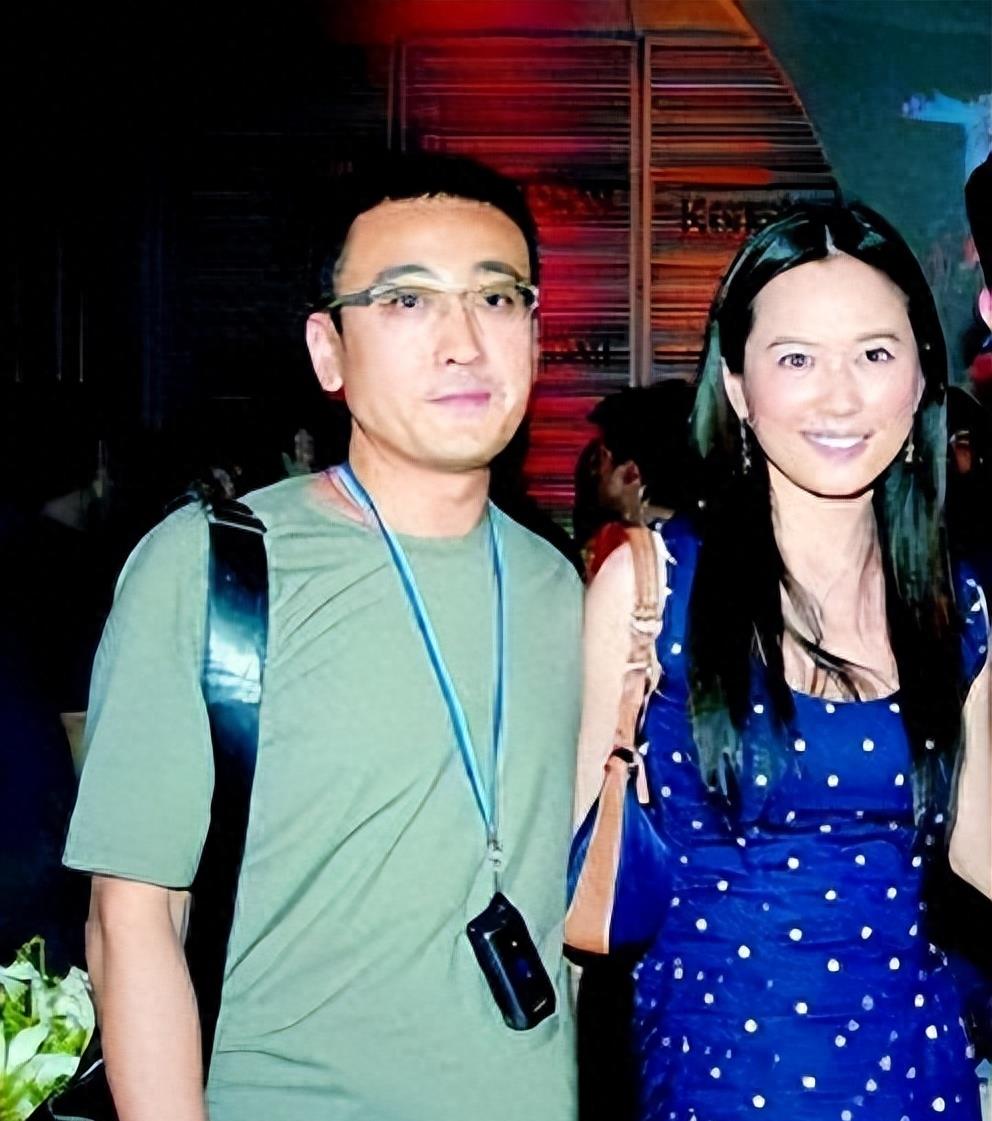 自爆与两名女主持同眠一张床,当了十年的地下情人,56岁还没玩够