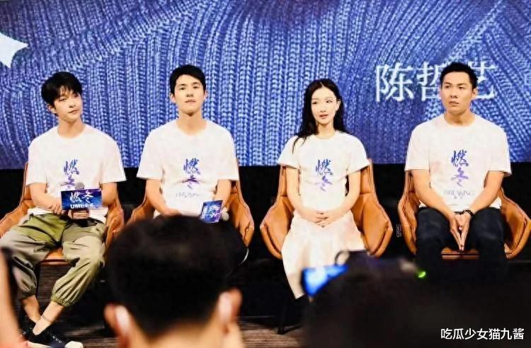 刘昊然要当爸了？31岁周冬雨新加坡被偶遇，脸色惨白孕相十足