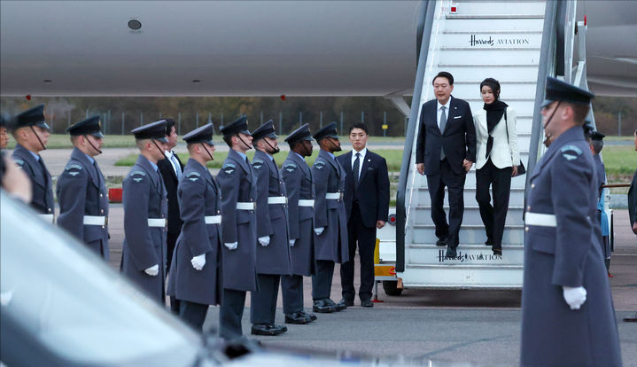 韩国第一夫人英国首秀来啦!抵达后就开始营业,紫裙新造型超惊艳