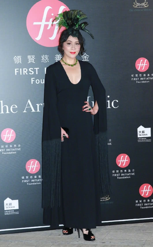 路人镜头下的刘嘉玲真老,身材垂得像村奶奶,跟贵妇打扮判若两人