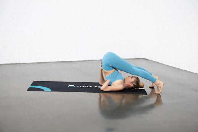 建议女性要多练习瑜伽犁式!