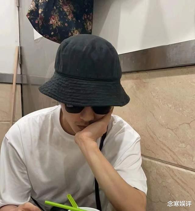 杨幂|刘昊然在香港被偶遇，与路人一起拼桌吃早茶，低调谦逊没有架子