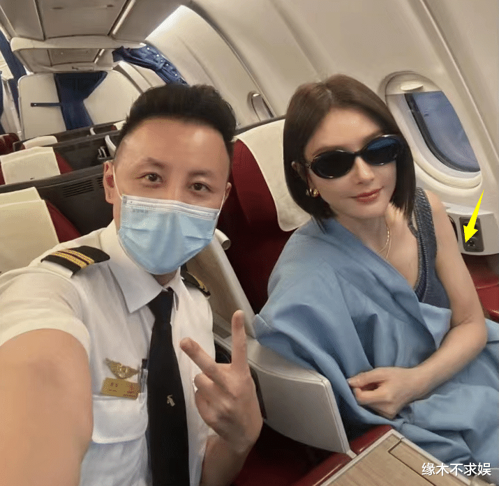 秦岚线下扫楼,和王阳无互动太尴尬,生图双腿崎岖不平引争议