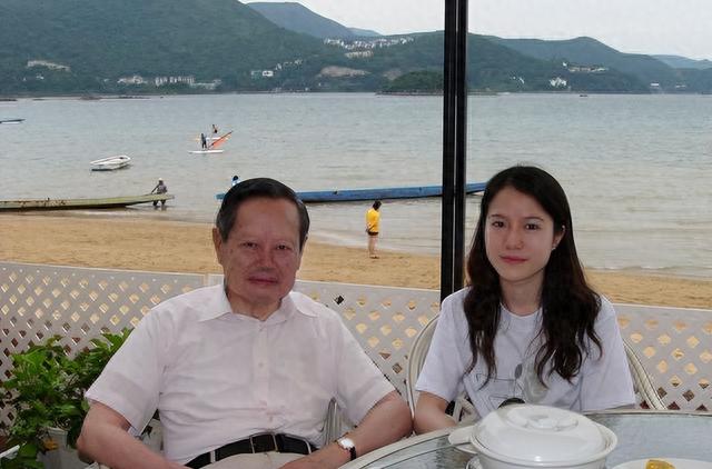 翁帆顺利产子！宝宝正脸照曝光，五官神似杨振宁，遗产或重新分配