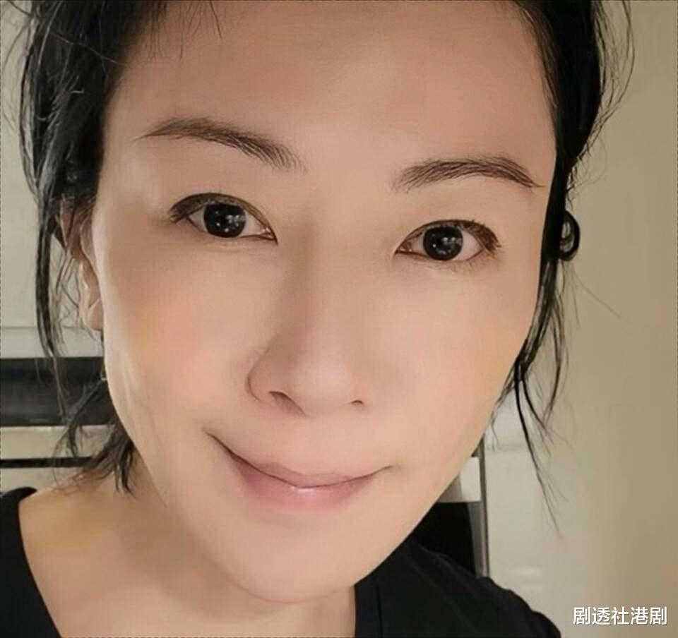 香港知名女星晒近照，身材消瘦被质疑患病，与同性恋爱7年