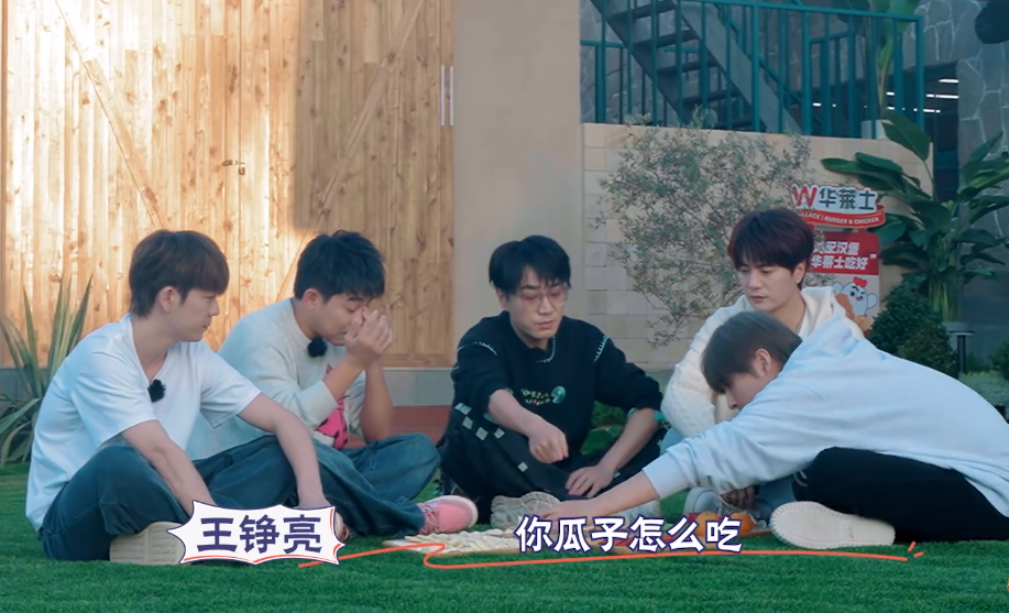 《快乐老友记》起冲突?王栎鑫竟扇张远一巴掌,张远都被打懵了